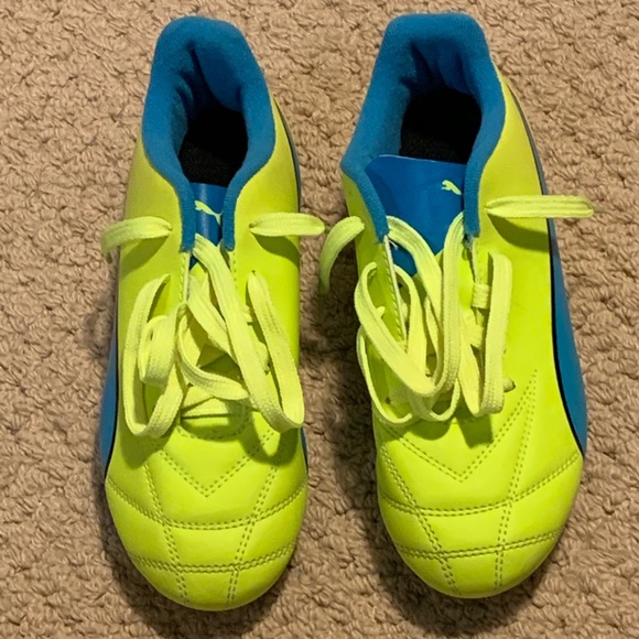 Boys BNWOT Puma Soccer Shoes - Picture 1 of 4